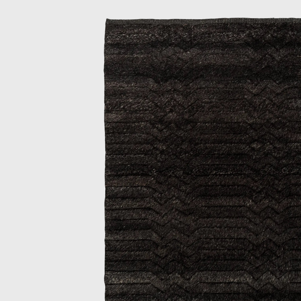 Armadillo Savannah Rug in Carbon Detail